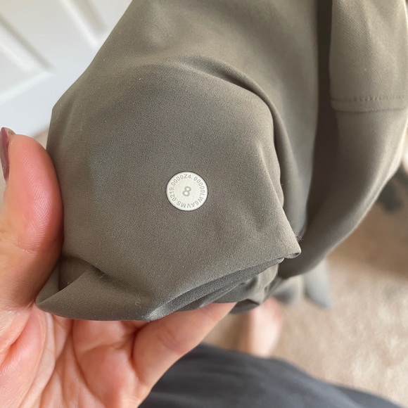 Lululemon On the Fly Cropped Woven pant - Picture 4 of 4